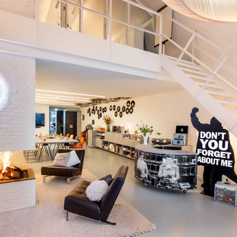 Interieur van de Music Meeting Lounge in Amstelveen met vergadertafel, luisterhoek, platenspeler en vinylplaten aan de wand.