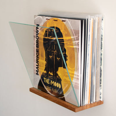 Display MULTI wanddisplay van massief eikenhout en gehard glas met zichtbaar opgeborgen vinylplaten