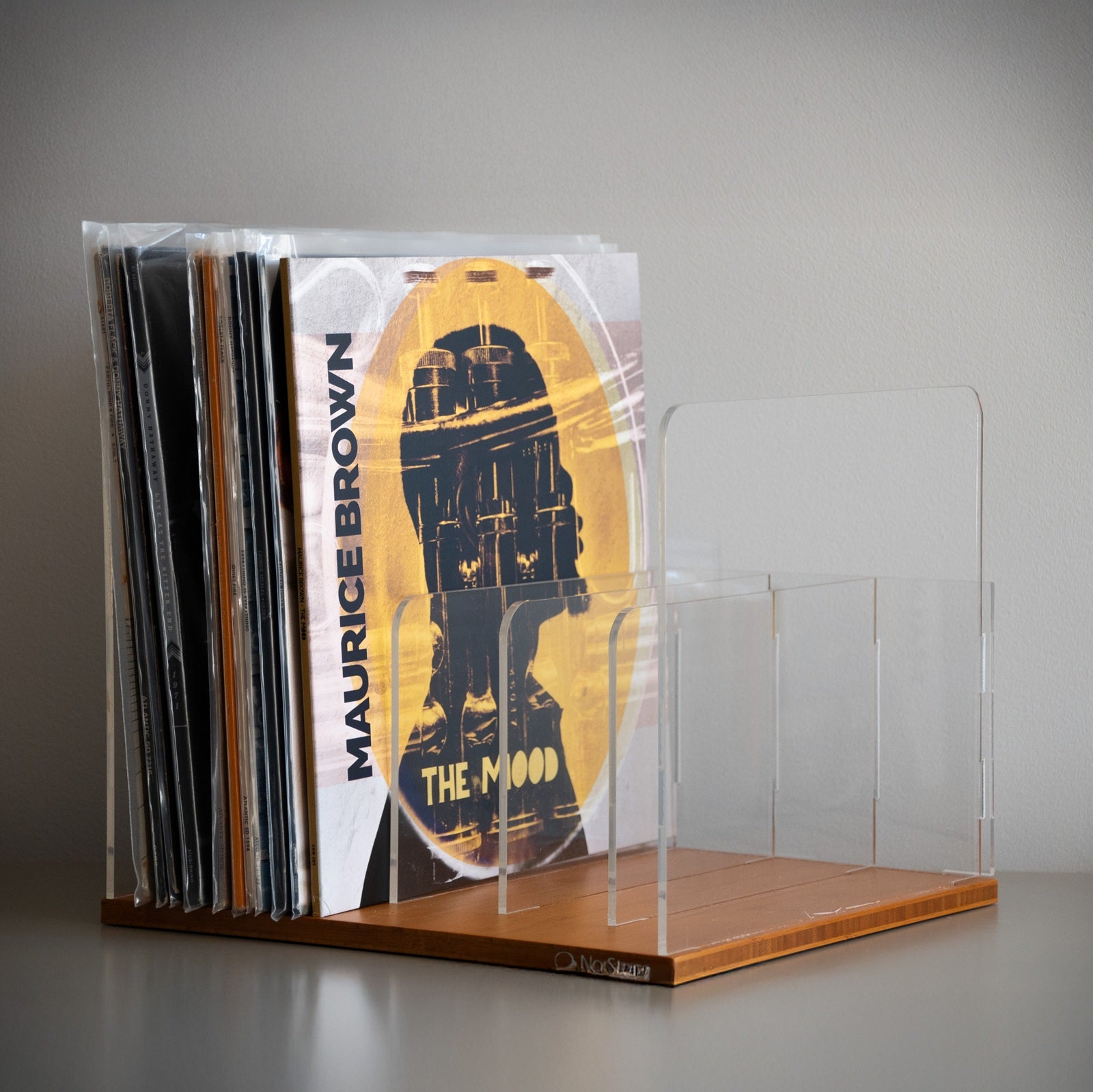 Norstone Vinyl LP R platenrek met bamboe bodemplaat, transparante plexiglas verdelers en overzichtelijk opgeborgen vinylplaten