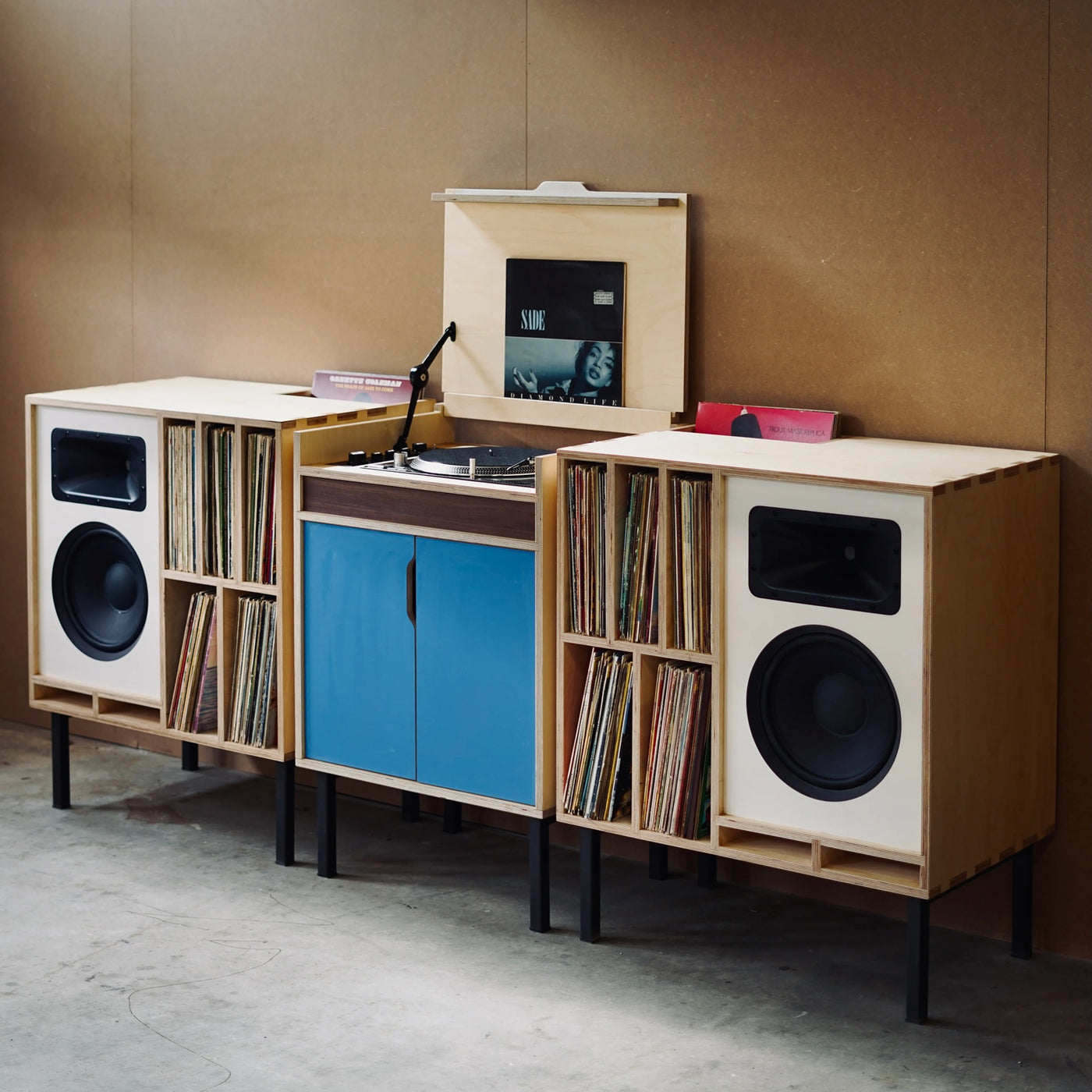 Plyphonic Model A high-end audiomeubel met geïntegreerde platenspeler, luidsprekers en opbergruimte voor vinylplaten