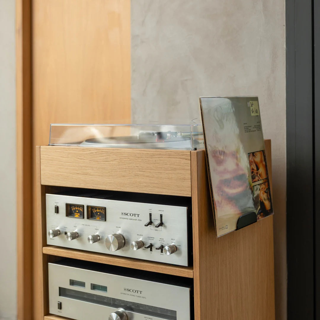 LOIA platenhouder wit van gepoedercoat staal als lp-display aan platenmeubel