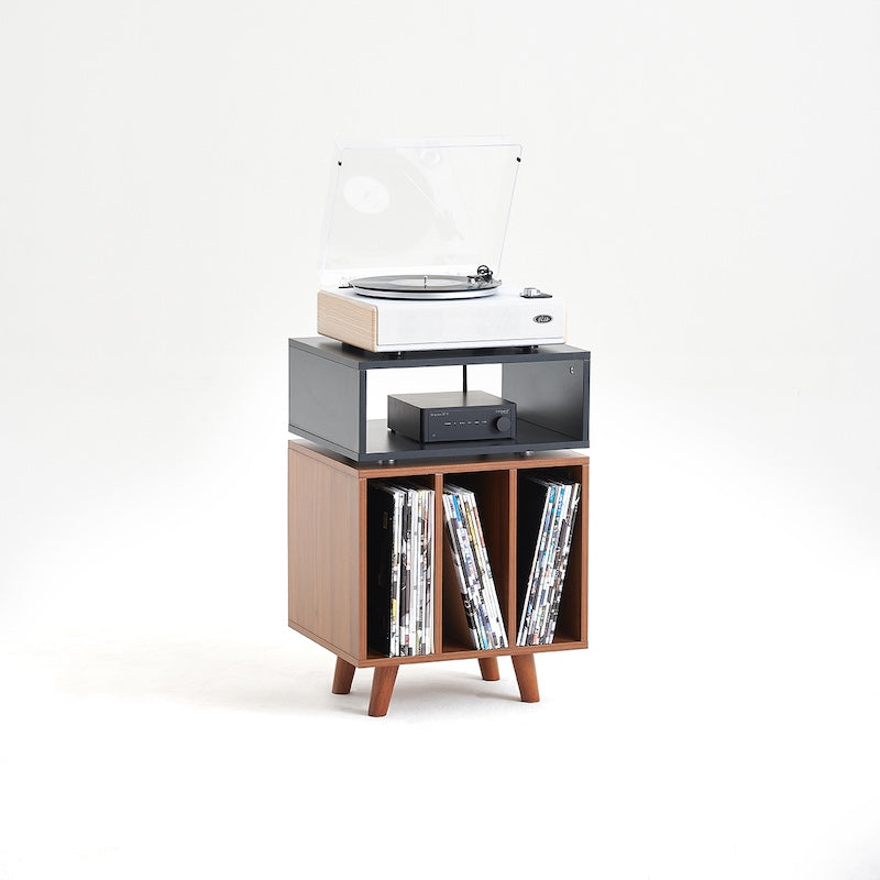Stockholm 700 platenkast met platenspeler op het bovenblad en LP's in het onderste vak.
